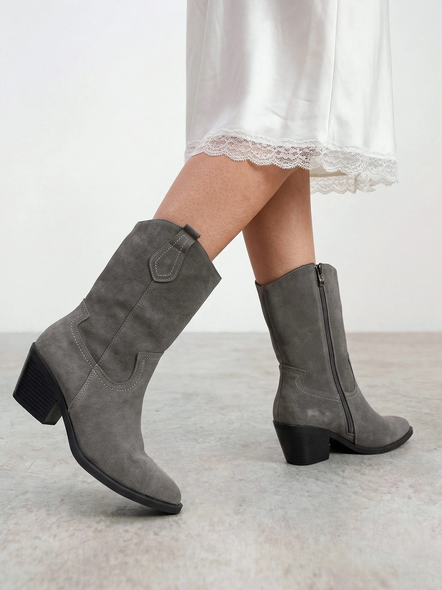 Сапоги-казаки укороченные  серого цвета из натуральной замши